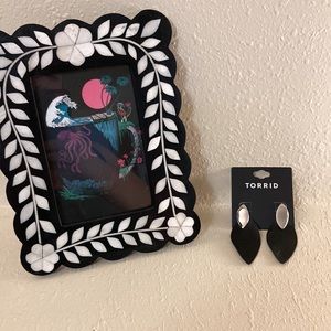 🆕Torrid- Black Leaf Silver Statement Earrnings